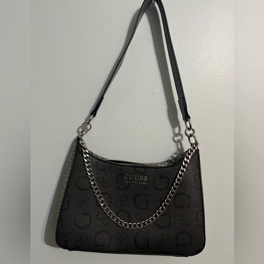 Guess Logo Shoulder Bag!
